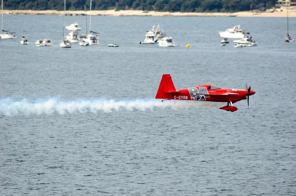 ROVINJ, CROACIA - 13 ABRIL 2014 avión en Red Bull Air Race ev — Foto de Stock