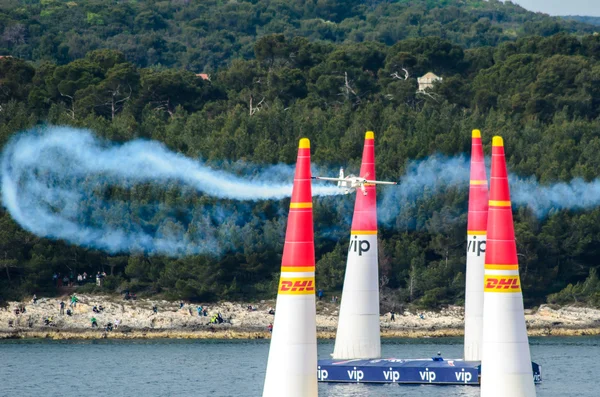 ROVINJ, CROACIA - 13 ABRIL 2014 avión en Red Bull Air Race ev — Foto de Stock