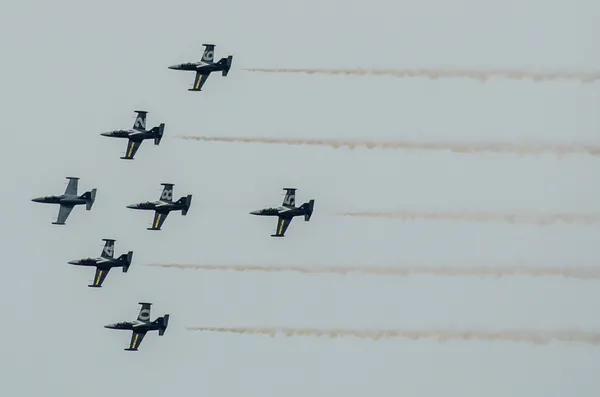 ROVINJ, CROACIA - 13 ABRIL 2014 avionetas exibition en Red Bull — Foto de Stock