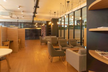 Boş uzay modern ofis odası. Bina masası ve masası. İş Topluluğu Mimari Merkezi İç mimari ve Tasarım Alanı.