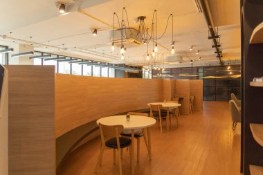 Boş uzay modern ofis odası. Bina masası ve masası. İş Topluluğu Mimari Merkezi İç mimari ve Tasarım Alanı.