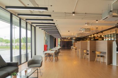 Boş uzay modern ofis odası. Bina masası ve masası. İş Topluluğu Mimari Merkezi İç mimari ve Tasarım Alanı.