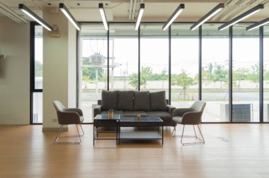 Boş uzay modern ofis odası. Bina masası ve masası. İş Topluluğu Mimari Merkezi İç mimari ve Tasarım Alanı.