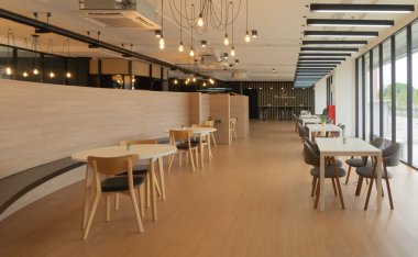 Boş uzay modern ofis odası. Bina masası ve masası. İş Topluluğu Mimari Merkezi İç mimari ve Tasarım Alanı.