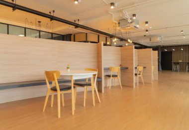 Boş uzay modern ofis odası. Bina masası ve masası. İş Topluluğu Mimari Merkezi İç mimari ve Tasarım Alanı.