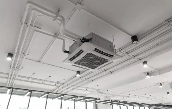 Ofis Inşaatında Modern Beyaz Tavan Kaset Tipi Klima Monte Edildi — Stok fotoğraf