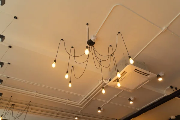 Ampoules Suspendues Modernes Suspendues Plafond Vue Bas Gros Plan Sur — Photo