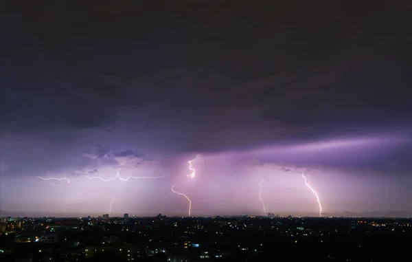 夜の街の現実的な雷の背景 電気だ 自然光の効果 輝く明るい — ストック写真