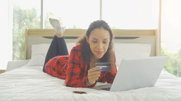 Szczęśliwa Latynoska Bizneswoman Ludzie Kupujący Online Internecie Pomocą Karty Kredytowej — Zdjęcie stockowe