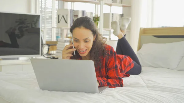 Relájate Feliz Mujer Negocios Latina Las Personas Que Hablan Teléfono — Foto de Stock