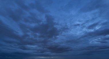 Dramatik koyu mavi bulutlar gök gürültülü fırtına ve yağmurlu gece. Soyut doğa manzarası arka planı.