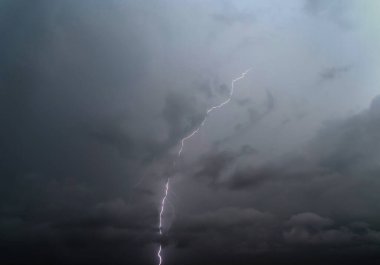 Gece arka planında gerçekçi bir yıldırım. Elektrik var. Doğal ışık efekti, parlak parıltı. Gök gürültüsü