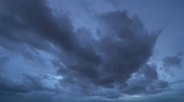 Dramático Cielo Nubes Azules Oscuras Con Tormenta Truenos Lluvia Por — Foto de Stock