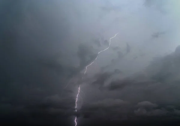Realistische Bliksem Nachts Achtergrond Elektriciteit Natuurlijk Lichteffect Helder Gloeiend Onweer — Stockfoto