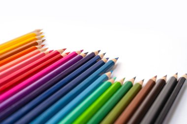 Beyaz arka planda renkli çok renkli kalemler. Fotokopi alanı ile eğitim, iş ve finans kavramı. Sanat