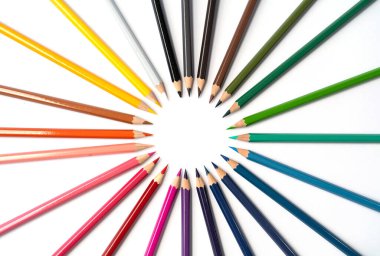 Beyaz arka planda renkli çok renkli kalemler. Fotokopi alanı ile eğitim, iş ve finans kavramı. Sanat