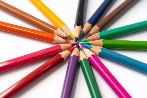 Kleurrijke Veelkleurige Potloden Witte Achtergrond Onderwijs Bedrijfsleven Financiën Concept Met — Stockfoto