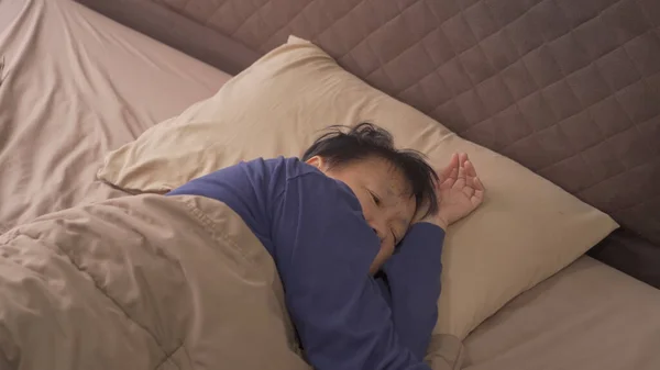 Sleepy Oudere Oude Aziatische Vrouw Mensen Liggen Slapen Bed Slaapkamer — Stockfoto