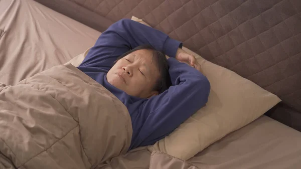 Sleepy Oudere Oude Aziatische Vrouw Mensen Liggen Slapen Bed Slaapkamer — Stockfoto