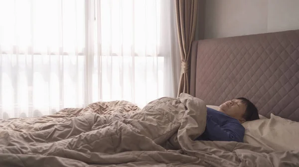 Sleepy Oudere Oude Aziatische Vrouw Mensen Liggen Slapen Bed Slaapkamer — Stockfoto