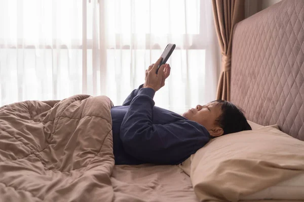 Mulher Asiática Idosa Feliz Pessoas Usando Smartphone Internet Mídia Social — Fotografia de Stock