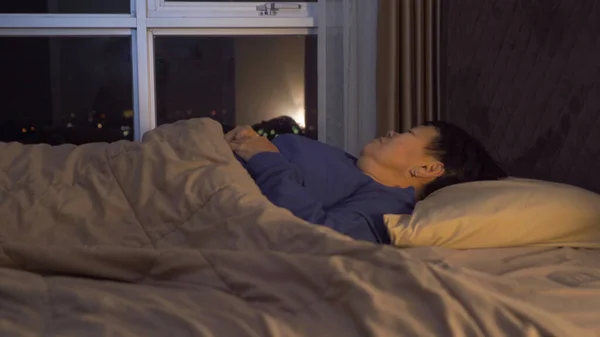 Idosos Sonolentos Velha Mulher Asiática Pessoas Deitadas Dormindo Cama Quarto — Fotografia de Stock
