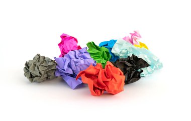 Beyaz arkaplanda izole edilmiş renkli buruşuk kağıt desenli yüzey koleksiyonu.