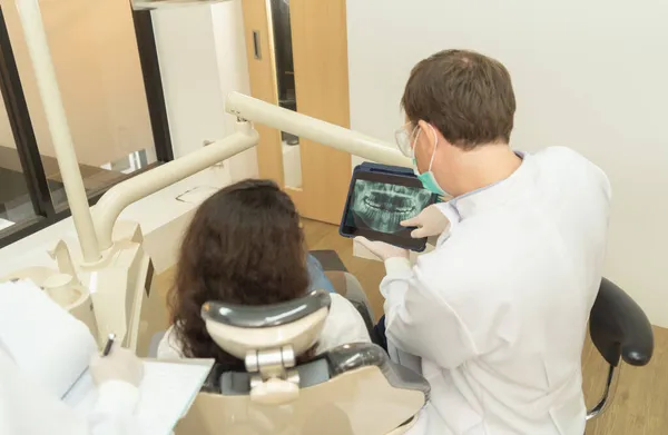 Кавказький Стоматолог Люди Показують Стоматологічний Рентгенівський Знімок Планшетному Пристрої Пацієнтці — стокове фото