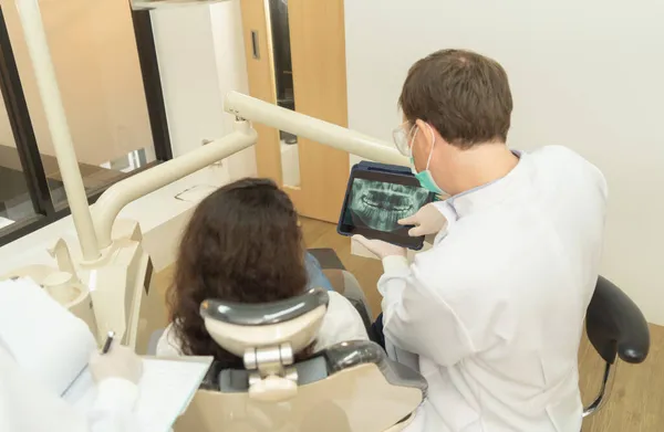 Hombre Dentista Caucásico Gente Muestra Rayos Dentales Dispositivo Tecnología Tabletas —  Fotos de Stock