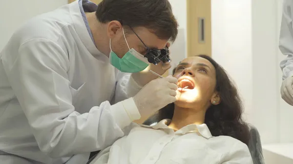 Dentista Verificar Dentes Mulher Latina Usando Espelho Bucal Dentário Clínica — Fotografia de Stock