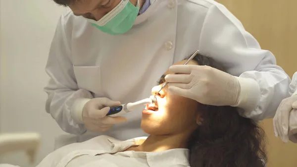 Dentista Verificar Dentes Mulher Latina Usando Espelho Bucal Dentário Clínica — Fotografia de Stock