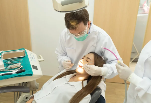 Dentista Que Revisa Los Dientes Una Paciente Asiática Usando Espejo —  Fotos de Stock
