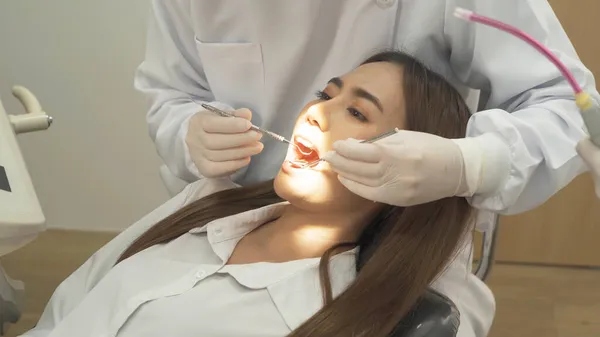 Dentysta Sprawdzający Zęby Azjatki Używając Lusterka Dentystycznego Klinice Zęby Sprawdzają — Zdjęcie stockowe
