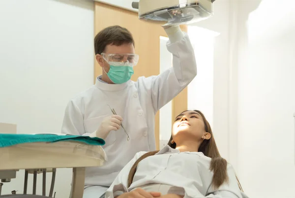 Dentista Checando Dentes Uma Mulher Asiática Usando Espelho Bucal Dental — Fotografia de Stock