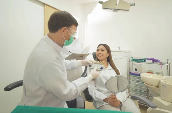 Кавказький Стоматолог Люди Порівнюють Стоматологічну Шпону Зубами Азіатської Жінки Лікарняній — стокове фото