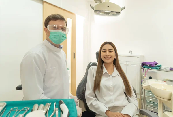 Portret Dentysty Azjatyckiego Pacjenta Uśmiechniętego Klinice Zęby Sprawdzają Narzędzia Dentystyczne — Zdjęcie stockowe