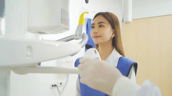 Стоматолог Люди Які Мають Зубний Рентген Машинному Пристрої Азійської Пацієнтки — стокове фото