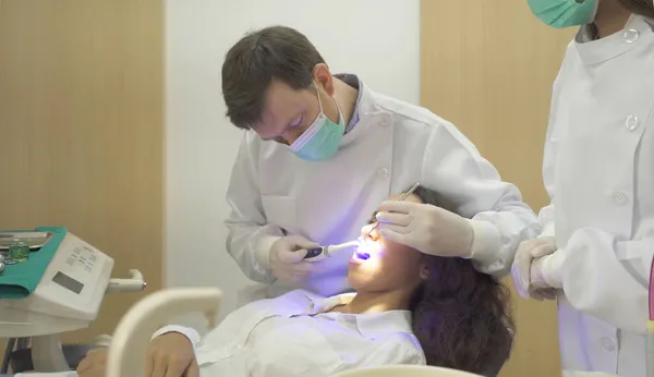 Стоматолог Перевіряє Зуби Пацієнта Жінки Використовуючи Дзеркало Рота Лікарні Зуби — стокове фото