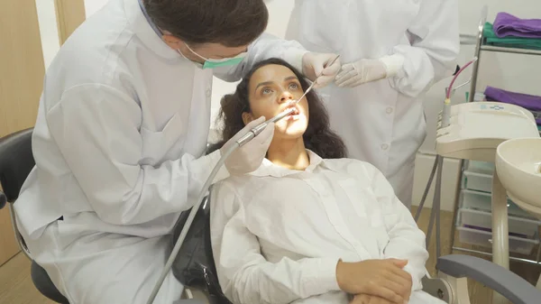 Dentista Verificar Dentes Uma Paciente Usando Espelho Bucal Dentário Clínica — Fotografia de Stock