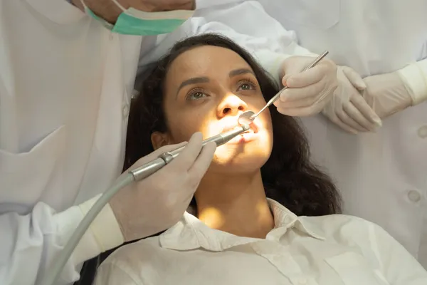 Dentista Que Revisa Los Dientes Una Paciente Usando Espejo Bucal —  Fotos de Stock