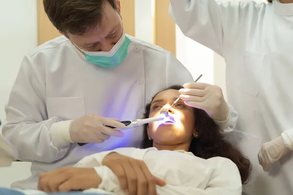 Dentista Verificar Dentes Uma Paciente Usando Espelho Bucal Dentário Clínica — Fotografia de Stock