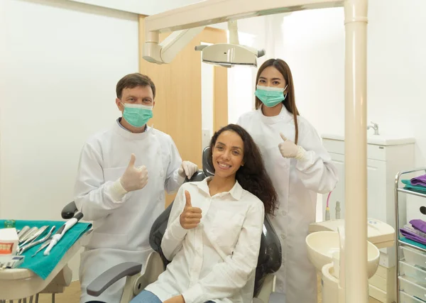 Portret Dentysty Pacjenta Rozmawiającego Uśmiechniętego Klinice Zęby Sprawdzają Narzędzia Dentystyczne — Zdjęcie stockowe