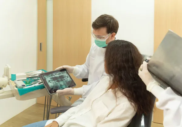 Hombre Dentista Caucásico Gente Muestra Rayos Dentales Dispositivo Tecnología Tabletas —  Fotos de Stock