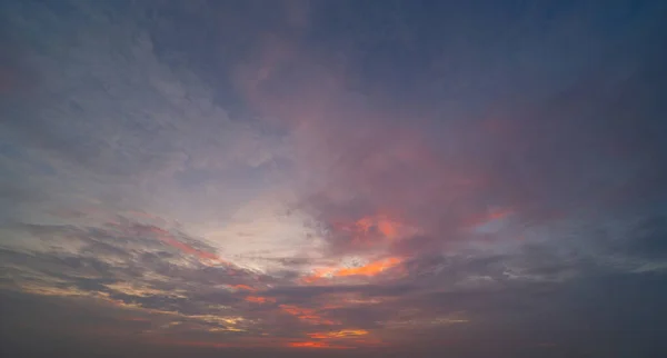 Zachodzie Słońca Abstrakcyjne Tło Natury Dramatyczny Niebieski Pomarańczowymi Kolorowymi Chmurami — Zdjęcie stockowe