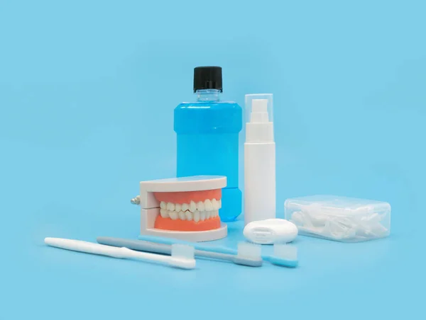 Conjunto Objetos Ajuda Limpeza Dentes Para Boca Isolada Azul Escovar — Fotografia de Stock