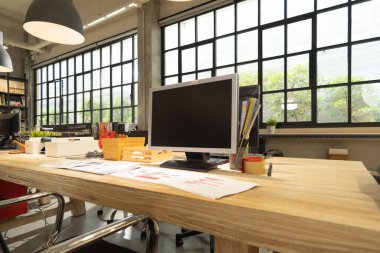 Ofisteki modern rahat tavan arası dekorasyon odasındaki personel masasındaki boş ekran bilgisayarı kapat. İş yeri ya da ortak çalışma alanı. Model