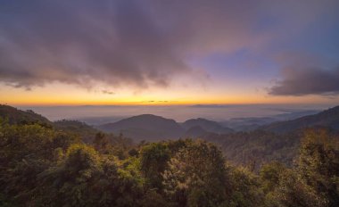 Pofuduk deniz sisli bulutların üzerinde gün doğumunun hava manzarası. Phu Tub Berk, Khao Kho, Phetchabun, Tayland 'dan güneş ışığıyla dağlık tepe. Gün batımında doğa manzarası arka planı.