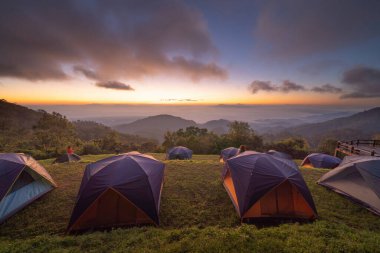 Dağ tepesinde kamp çadırları gezide mavi gökyüzünde ağaçlar, doğa manzarası, Tayland 'ın kuzeyi Chiang Mai. Ulusal park.