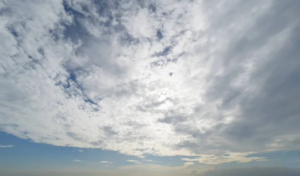 Небо Солнца Абстрактный Природный Фон Драматический Синий Оранжевыми Красочными Облаками — стоковое фото