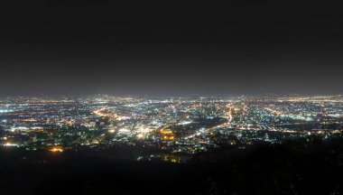 Chiang Mai 'nin hava görüntüsü Skyline, Tayland. Finansal bölge ve Asya 'nın akıllı kentsel kentindeki iş merkezleri. Geceleri dağ tepesinde gökdelen ve yüksek binalar.